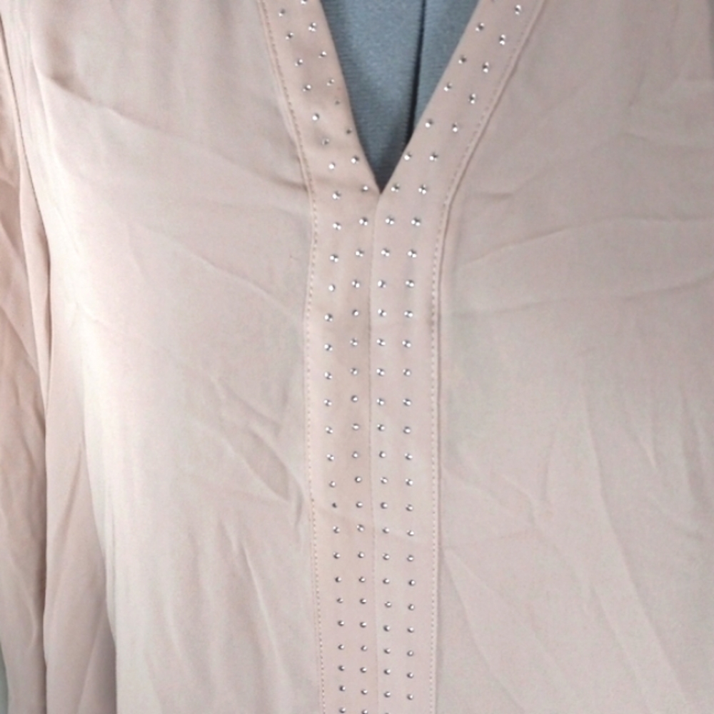 Leyla Women's Sz S  Beige Tunic high/low, V necked with silver emblishments